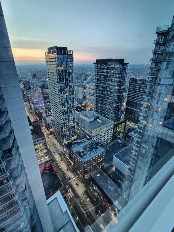 2 Bedrooms & 1 Bedroom Spectacular Apartments Toronto Kültér fotó