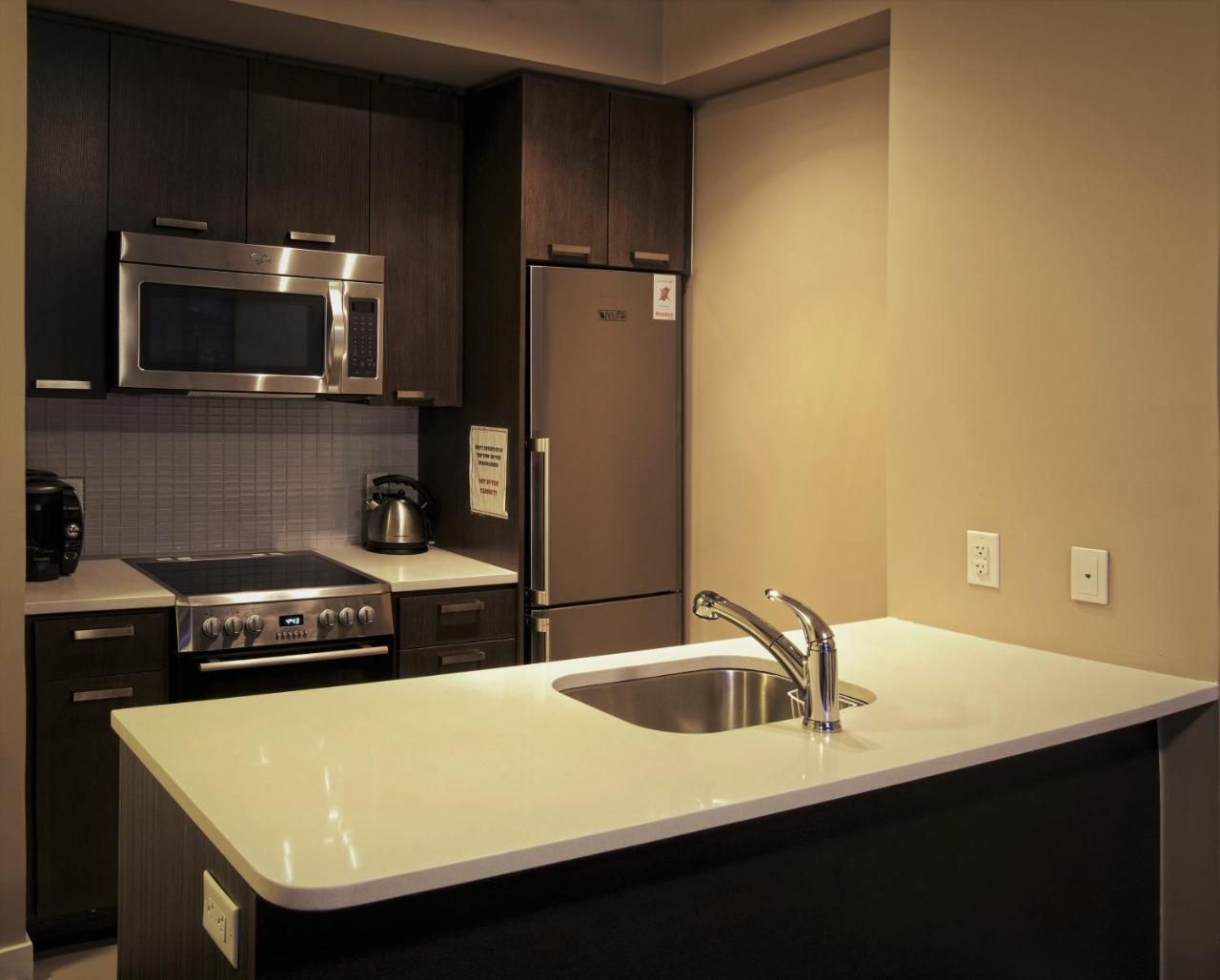 2 Bedrooms & 1 Bedroom Spectacular Apartments Toronto Kültér fotó