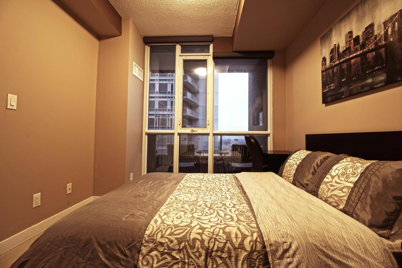 2 Bedrooms & 1 Bedroom Spectacular Apartments Toronto Kültér fotó